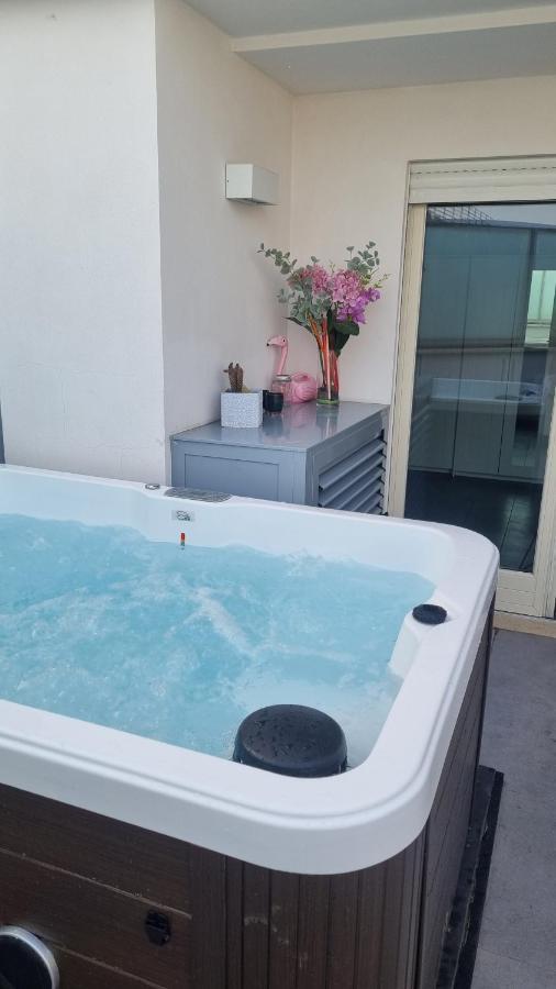 Penthouse 40 In Trastevere With Seasonally Jacuzzi Rome Buitenkant foto